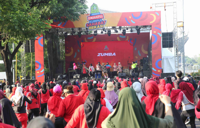 SEHAT BERSAMA DAIHATSU : Aktivitas Zumba bersama di pagi hari pada acara Daihatsu Kumpul Sahabat