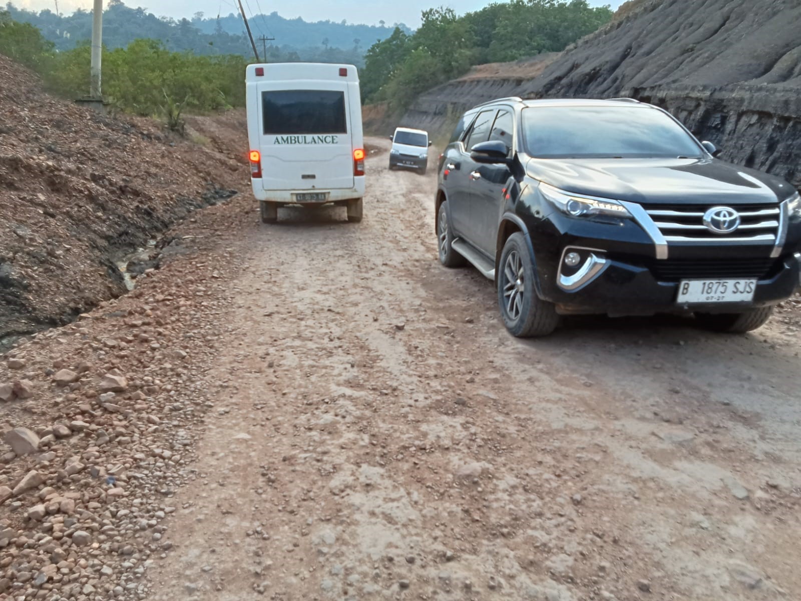 HANCUR LEBUR: Salah satu titik kerusakan parah yang ada di jalur poros Sangatta-Rantau Pulung. Kerusakan ini sudah terjadi bertahun-tahun.