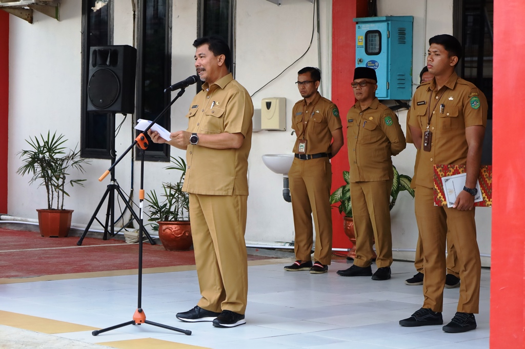 APEL PAGI: Suasana apel pagi sekaligus pelepasan purnatugas Kadis Koperasi dan UKM Kukar Tajuddin.