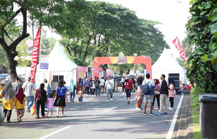 Suasana acara Daihatsu Kumpul Sahabat di area Harapan Indah, Bekasi, Jawa Barat.