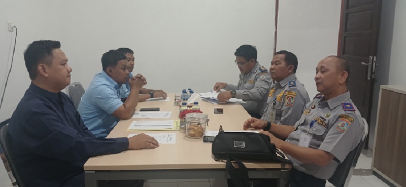 Kepala Kantor Wilayah (Kanwil) V KPPU Samarinda Fisika Yuniawan Andriyanto setelah menggelar pertemuan dengan Kepala Dishub Balikpapan Adwar Skenda Putra, Selasa (30/4).