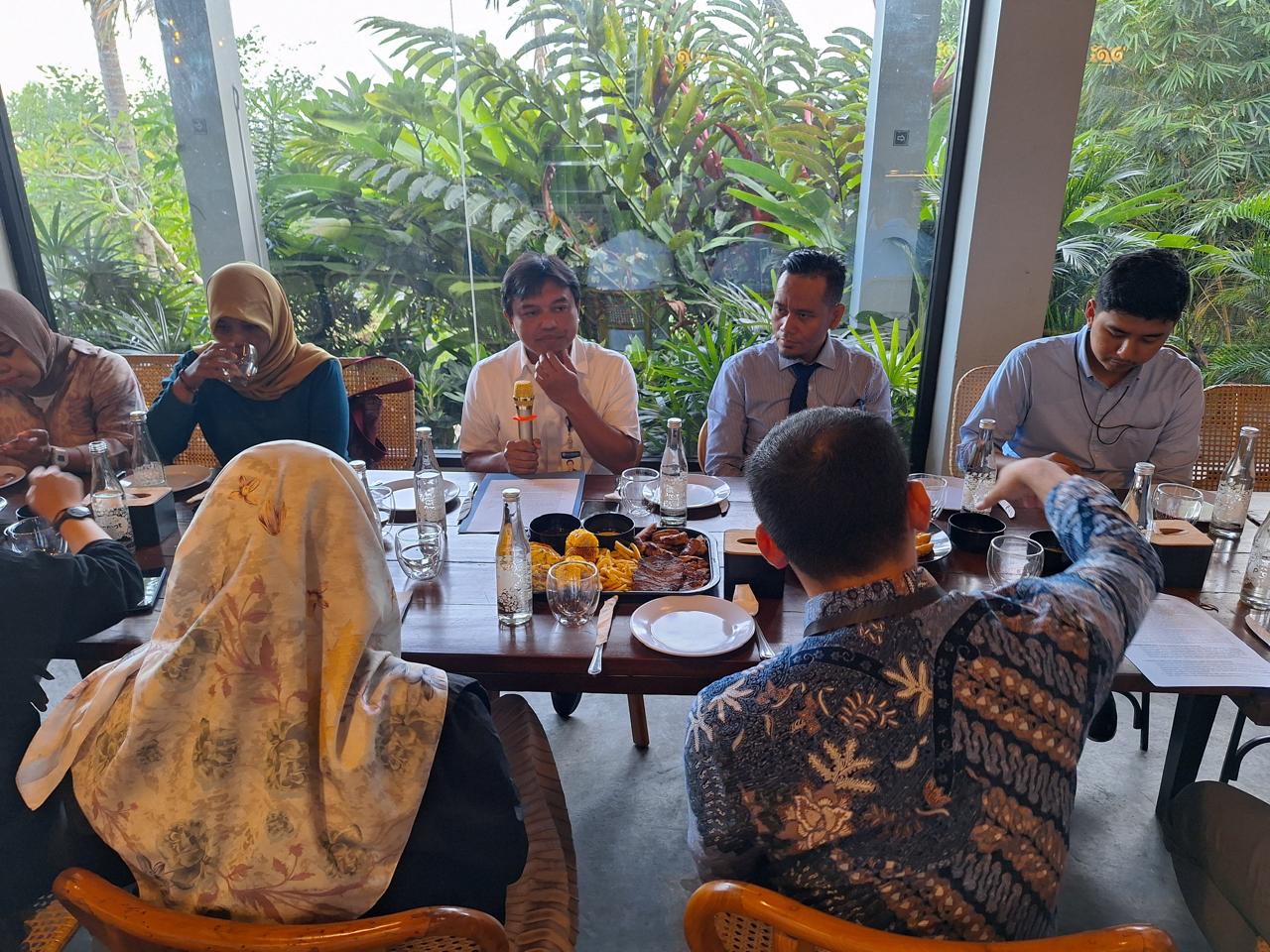 Kepala KPw BI Balikpapan Robi Ariadi (kemeja putih) saat bertemu awak media, Kamis (2/5).