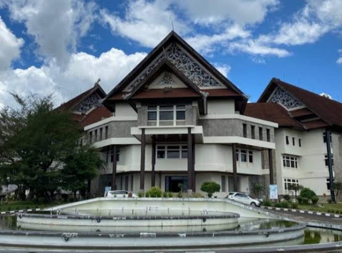 SONGSONG PILKADA: Kondisi kantor bupati Kubar pada hari-hari kerja.