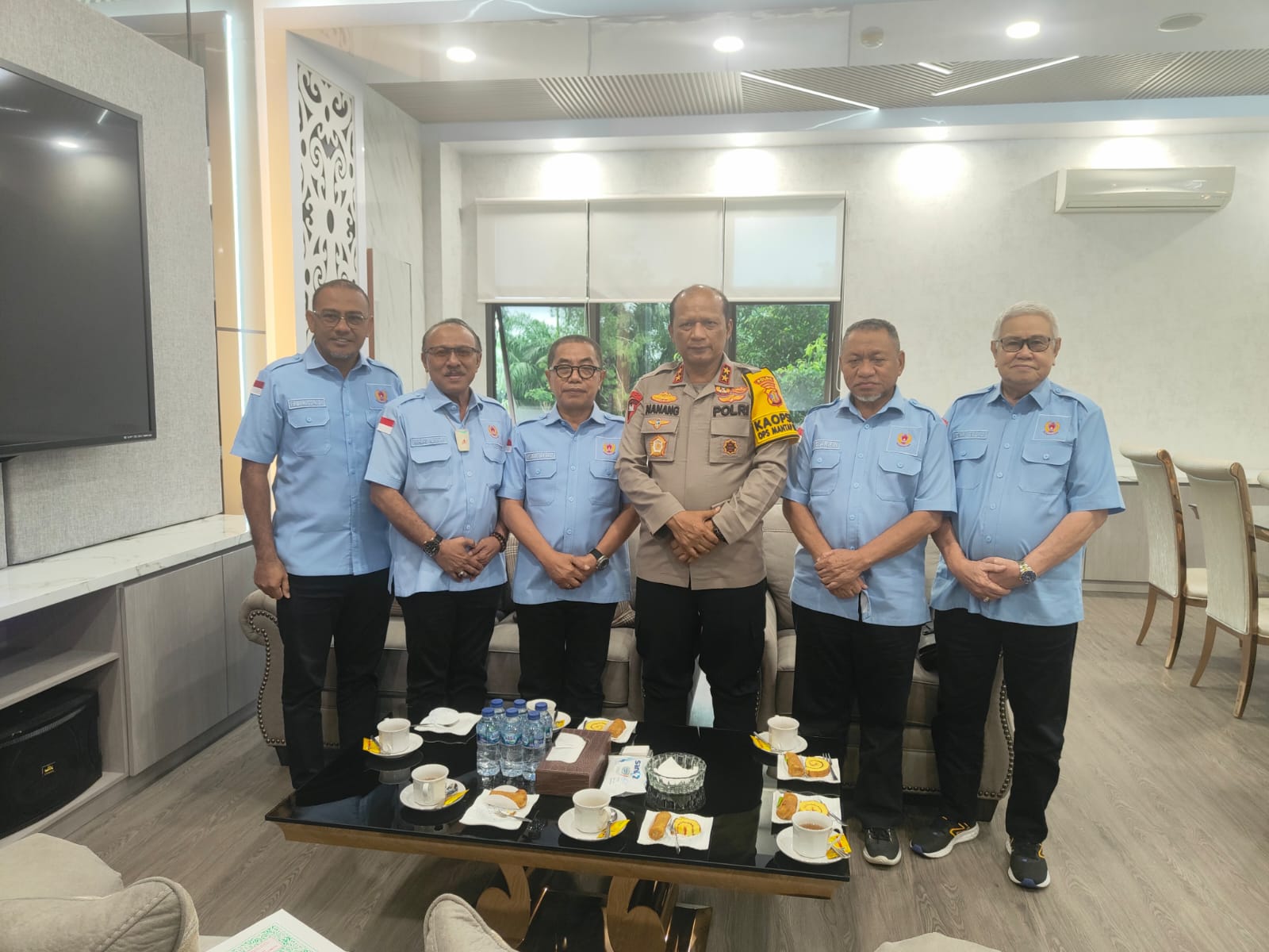 Ketua Umum KONI Kaltim Rusdiansyah Aras (ketiga kiri) bersama jajarannya saat bersilaturahmi dengan Kapolda Kaltim Irjen Pol Nanang Avianto di Polda Kaltim, Jumat (3/5).