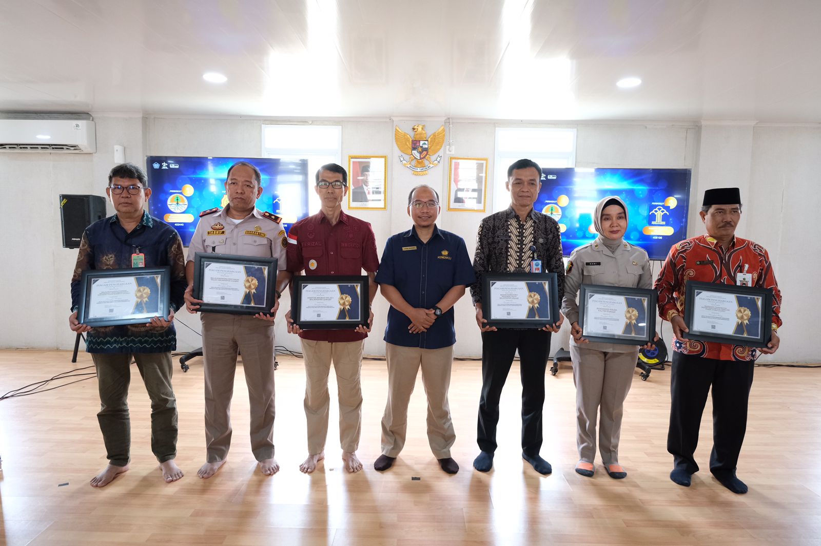 PENGHARGAAN: Kepala KPPN Balikpapan Fitra Riadian bersama para penerima piagam penghargaan.