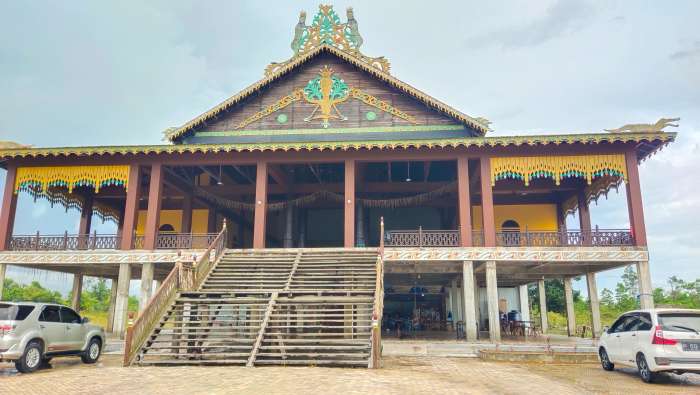 RUMAH SINGGAH: Rumah adat Paser PPU ini dijadikan rumah singgah gratis bagi pasien dan keluarganya yang berobat ke rumah sakit yang letaknya di depan rumah adat ini.