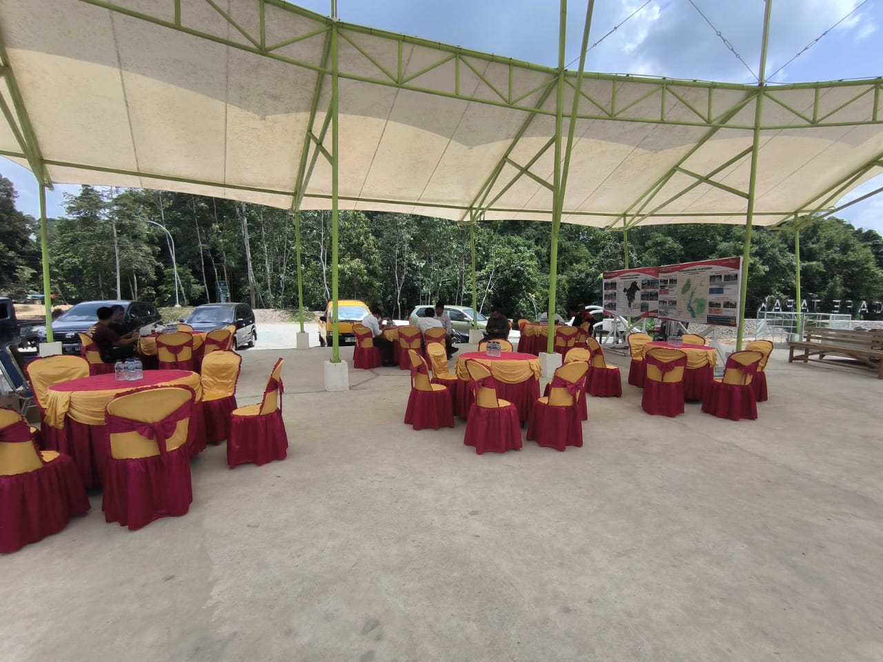 PERSIAPAN: Panitia Festival Seribu Ketupat mempersiapkan tempat di depan objek wisata Gua Tapak Raja, Desa Wonosari, Kecamatan Sepaku, PPU.
