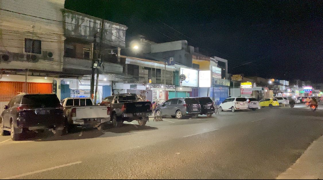 DITOLERANSI: Bagi masyarakat yang sudah mendaftar parkir berlangganan, diperbolehkan parkir kendaraan di tepi jalan sepanjang tidak ada rambu-rambu larangan dan tidak mengganggu hak pejalan kaki.