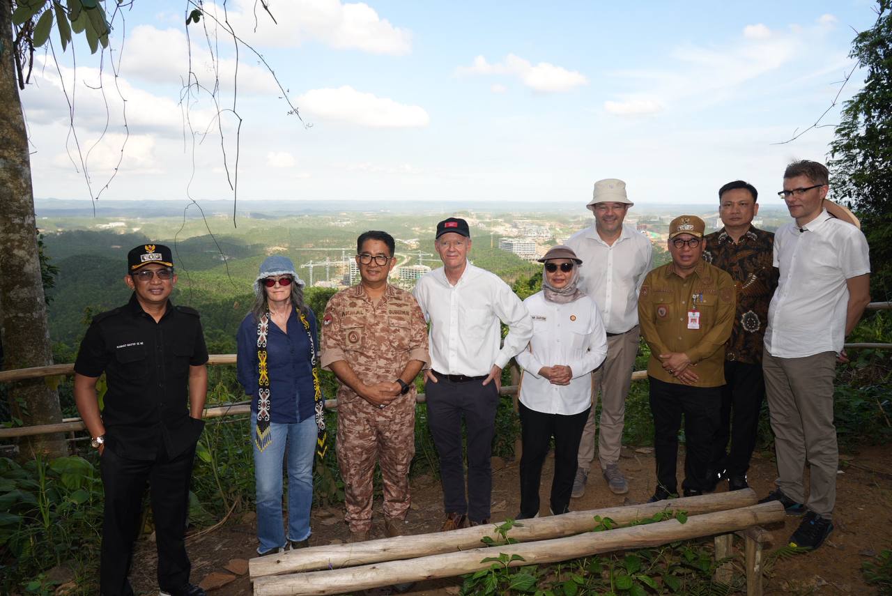LEBIH DEKAT: Pj Gubernur Kaltim Akmal Malik mendampingi Dubes Denmark untuk Indonesia HE Sten Frimodt Nielsen meninjau lokasi pembangunan Ibu Kota Nusantara (IKN).