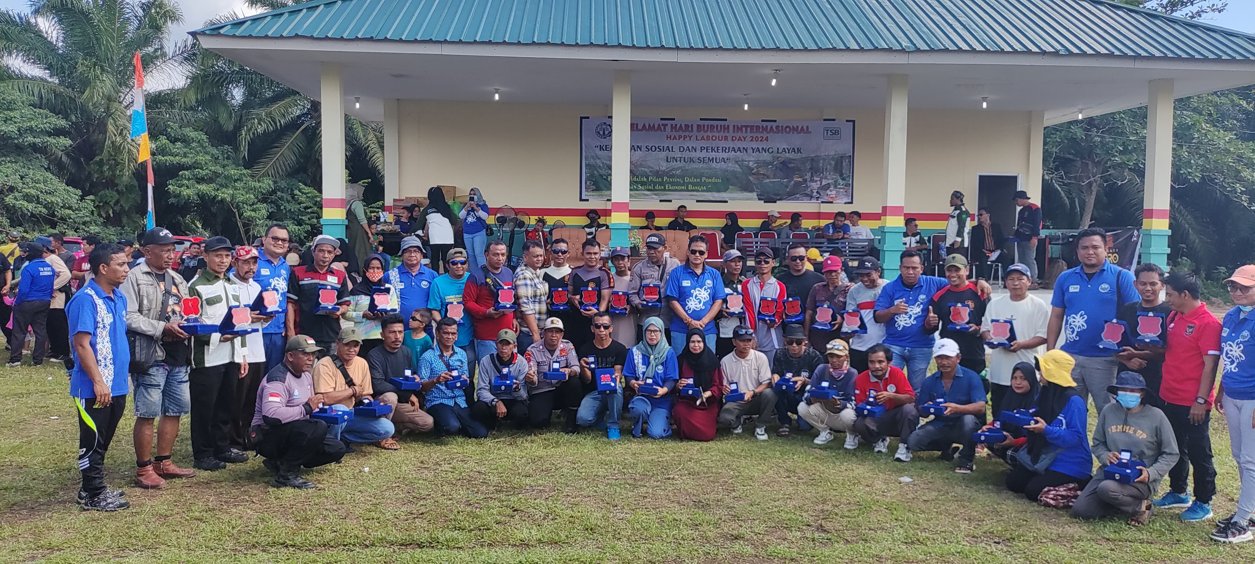 ANTUSIAS: Para pekerja mengabadikan momen bersama usai acara peringatan Hari Buruh Internasional.  &nbsp;