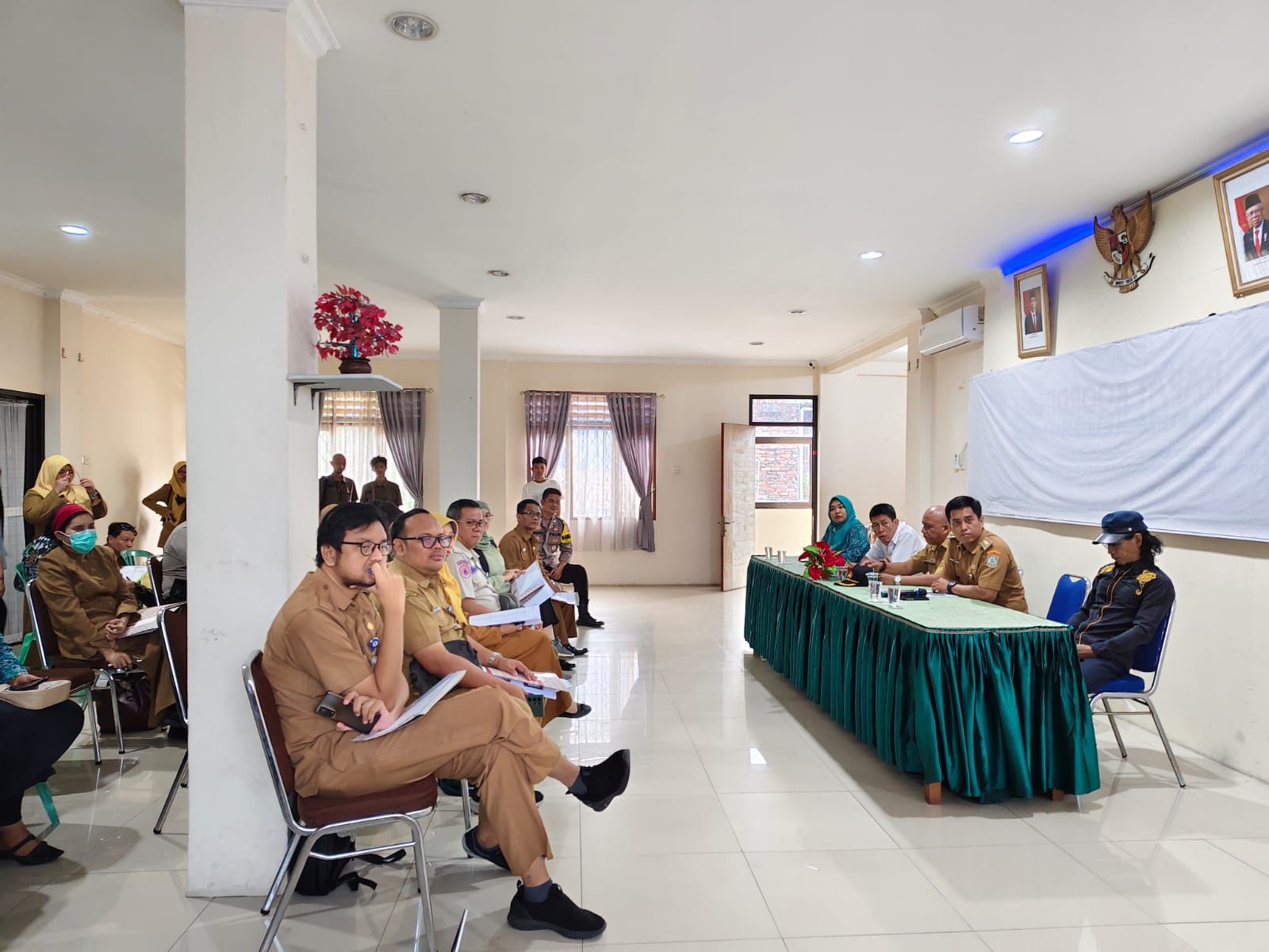 BERHARAP YANG TERBAIK : Suasana pemaparan program dari tim Kelurahan Baru Ilir yag dipimpin Lurah Junaidi, di depan para juri yang mewakili berbagai unsur.