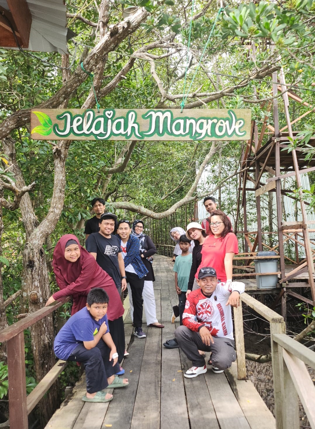 SEGAR: Karyawan Kaltim Post menikmati suasana alam yang asri saat berlibur di Hendrawisata, Minggu (12/5).
