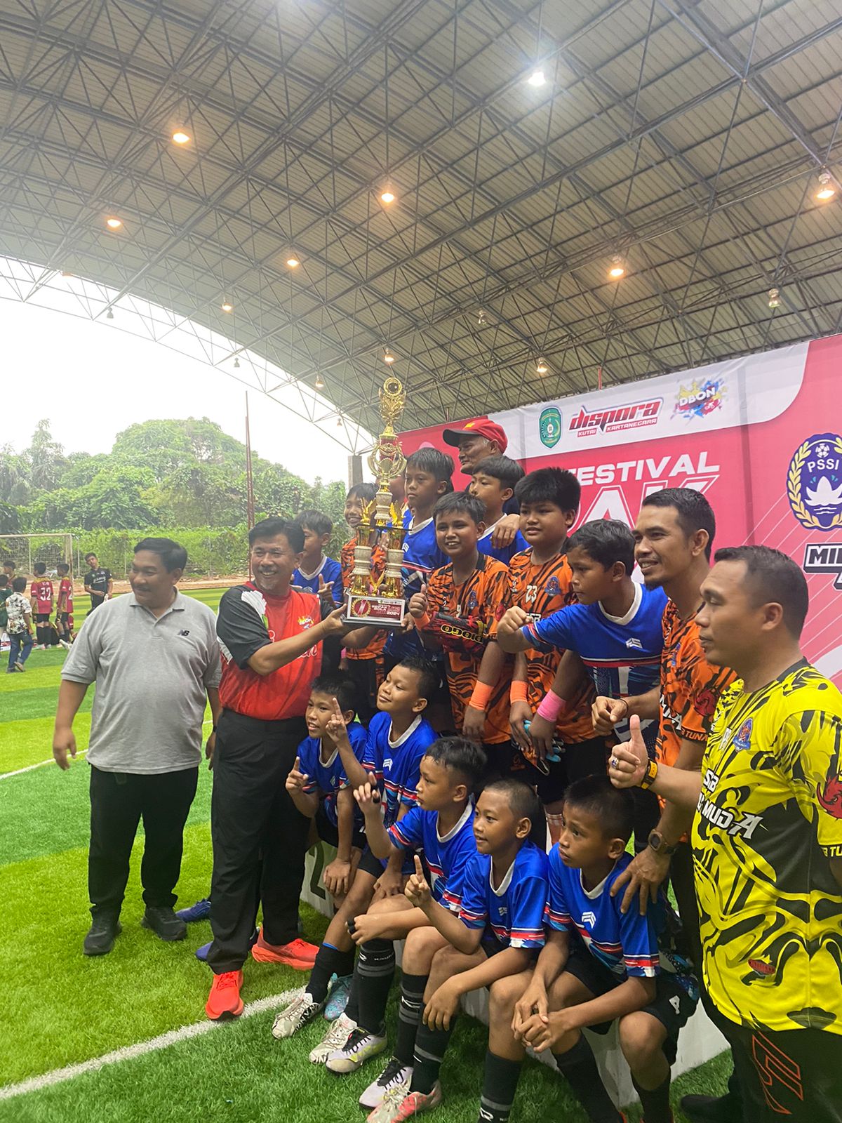 JUARA: Tunas Muda Loa Kulu menjadi yang terbaik di kategori U-12 sedangkan SSB Pemuda Tenggarong menjadi kampiun di U-10.