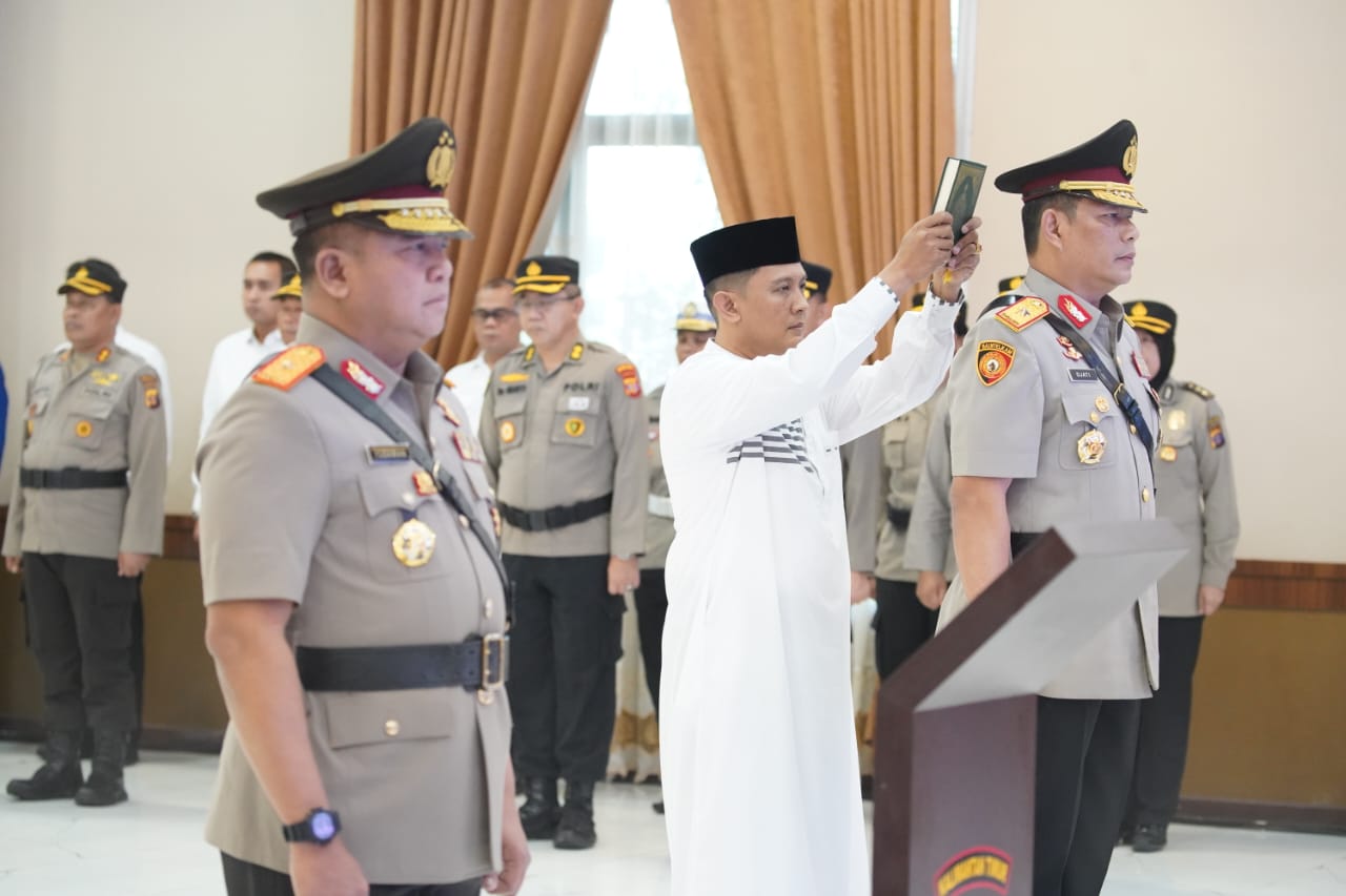SUMPAH: Pejabat baru, Wakapolda Kaltim Brigjen Pol Djati Wiyoto Abdhy menjalani serah terima dan sumpah jabatan.