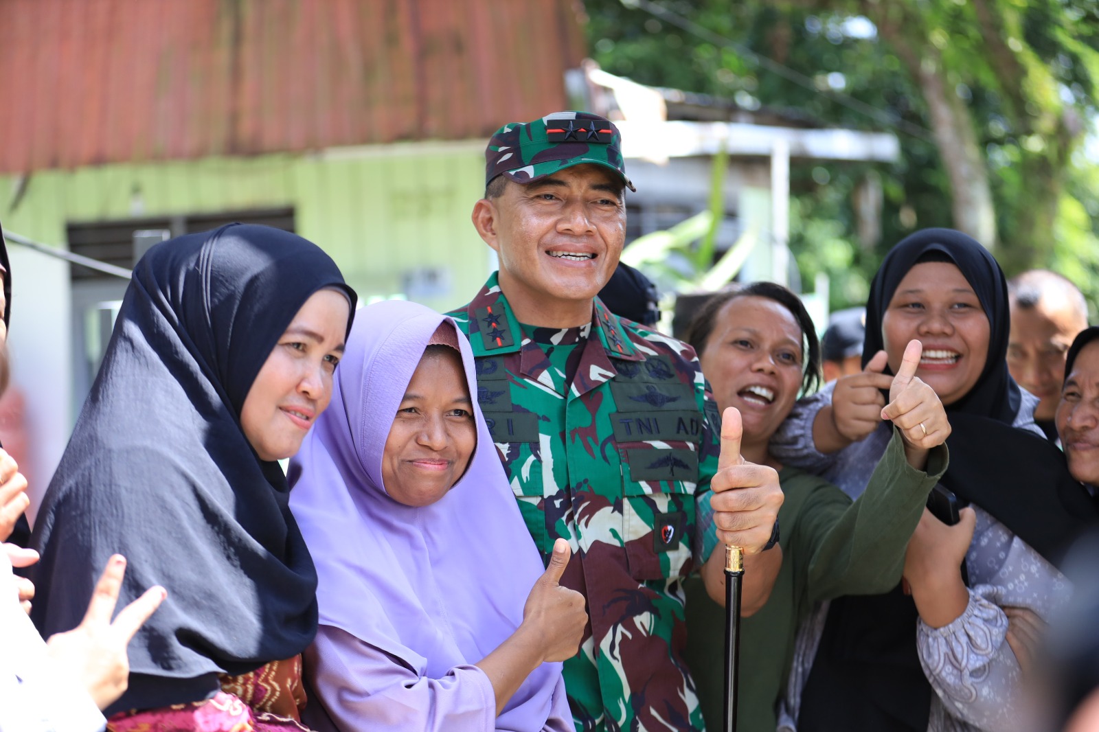 DEKAT: Warga antusias mengajak Pangdam Mayjen Tri Budi Utomo foto bersama saat berkunjung ke Kelurahan Graha Indah, Kecamatan Balikpapan Utara, Balikpapan, Selasa (14/5).