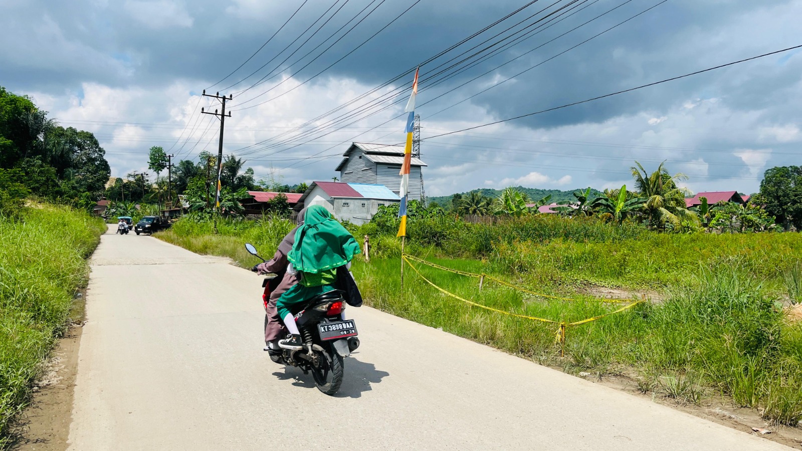 LOKASI PEMBUANGAN: Di atas rerumputan di Jalan Barito, Kelurahan Simpang Tiga, Kecamatan Loa Janan Ilir, bayi perempuan dibuang di tepi jalan. Kini lokasi dipasangi garis polisi.