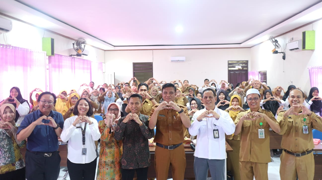 PELAJARAN: Tim pengabdian pada masyarakat ITB mengingatkan guru SD di Sepaku tentang pentingnya etika dalam penggunaan artificial intelligence.