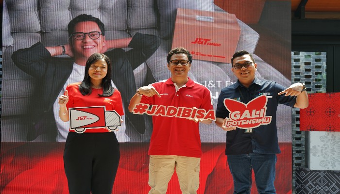 INOVASI: Herline Septia bersama Arief Muhammad (tengah), dan Tri Adhi Tanuwidjaya meluncurkan kampanye #JADIBISA dan J&T Connect Preneur di Jakarta. Rabu,(15/5).