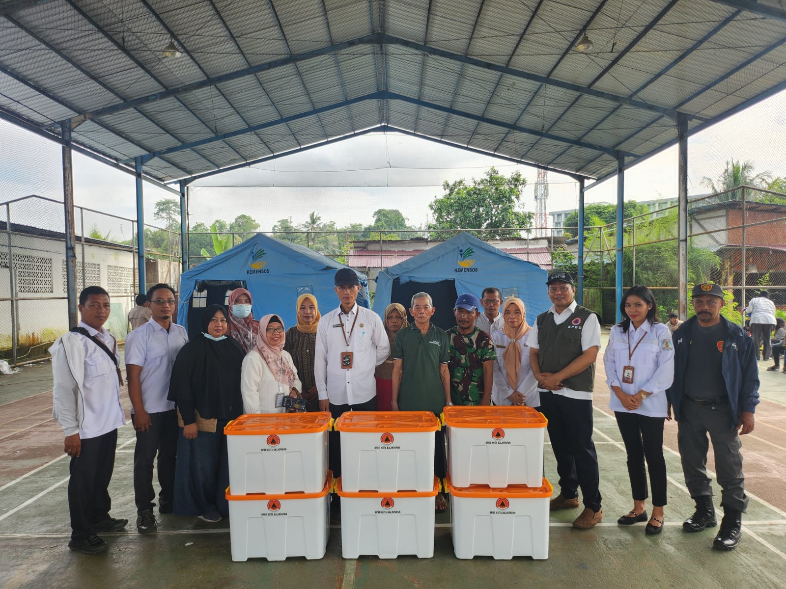 BANTUAN: Lurah Sepinggan Raya Arifuddin menerima bantuan dari BPBD Balikpapan berupa paket kebutuhan keluarga.  &nbsp;