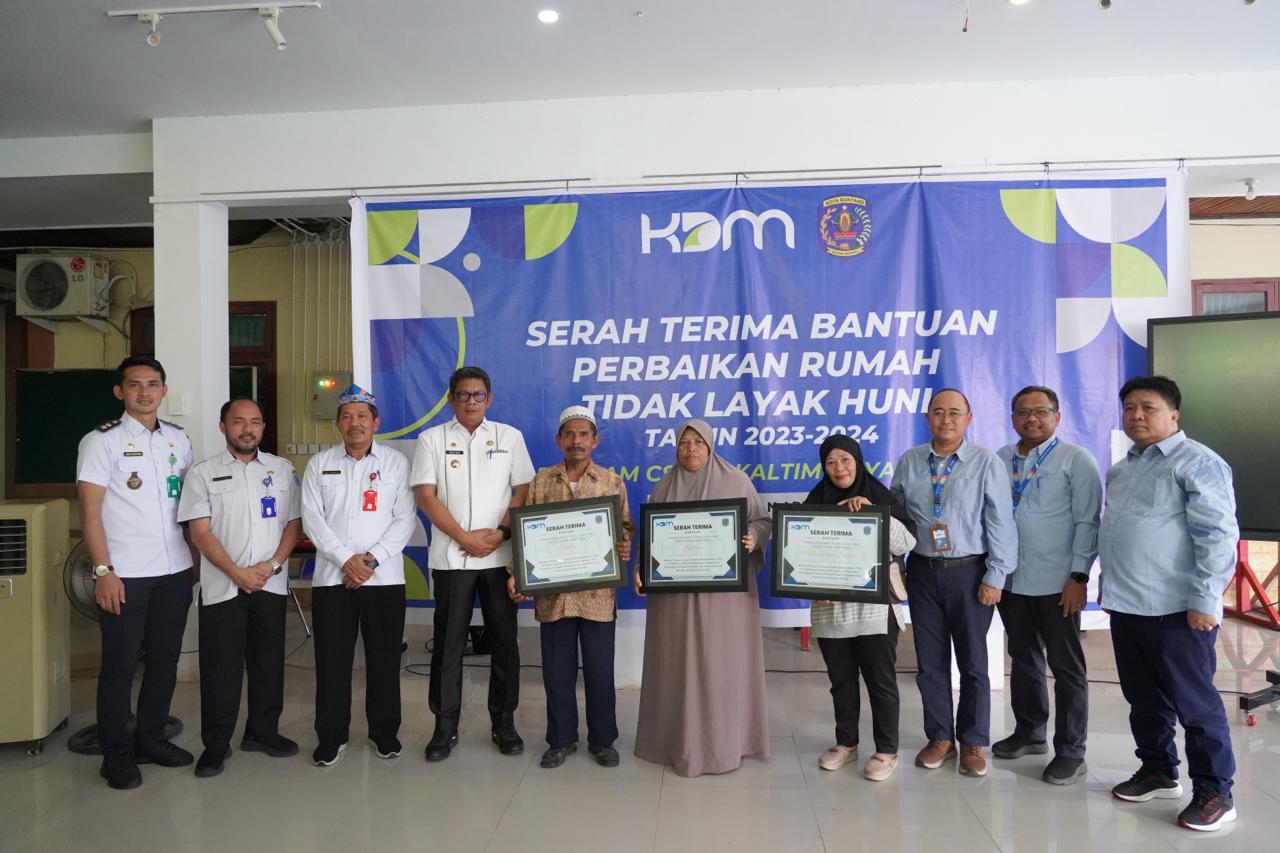 Direksi PT Kaltim Daya Mandiri bersama Wali Kota Bontang Basri Rase menyerahkan bantuan perbaikan rumah tidak layak huni kepada tiga warga Kelurahan Api-Api.
