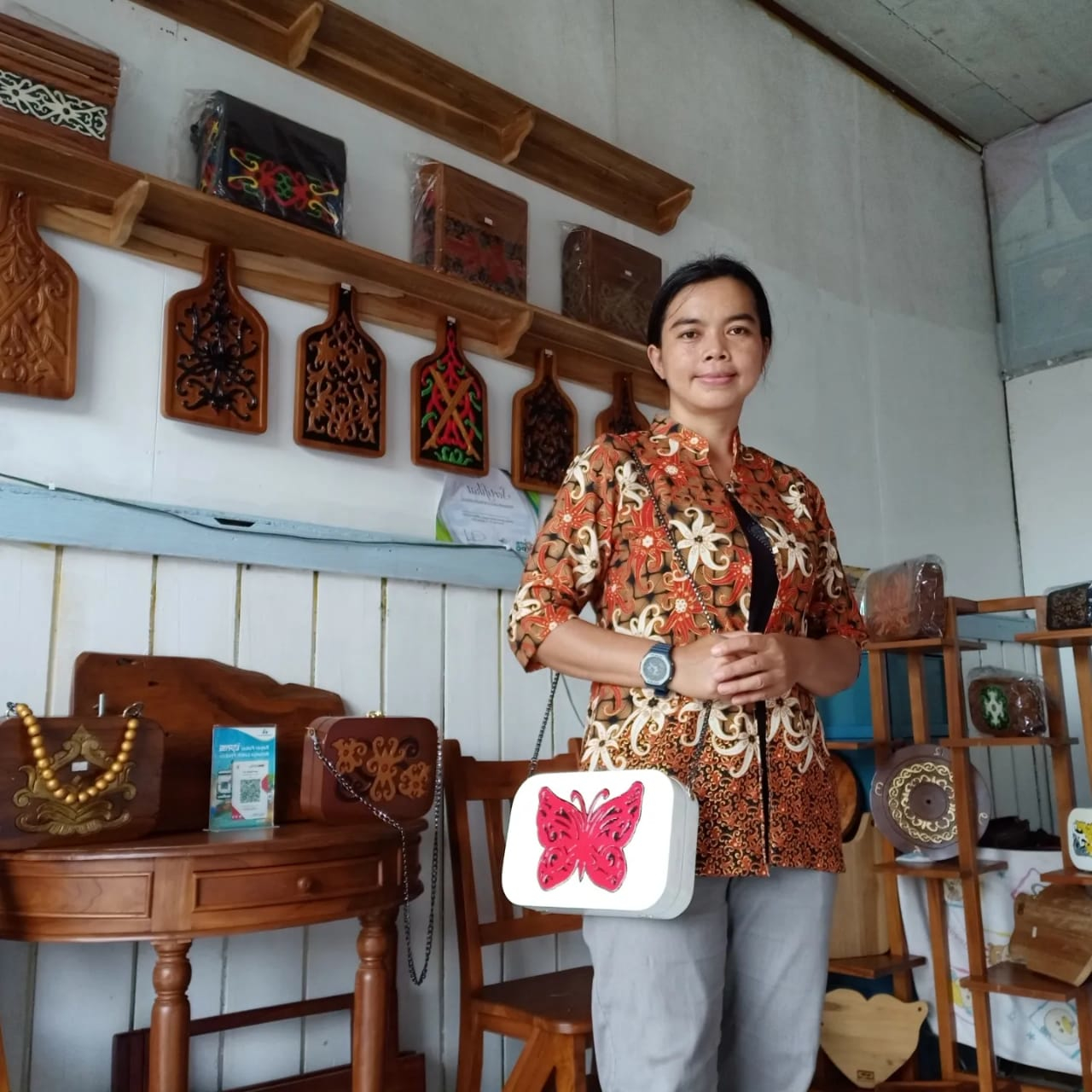 SAMBUT PELUANG: Etiovia menjadikan limbah mebel kayu jati menjadi tas dan cendera mata khas daerah.
