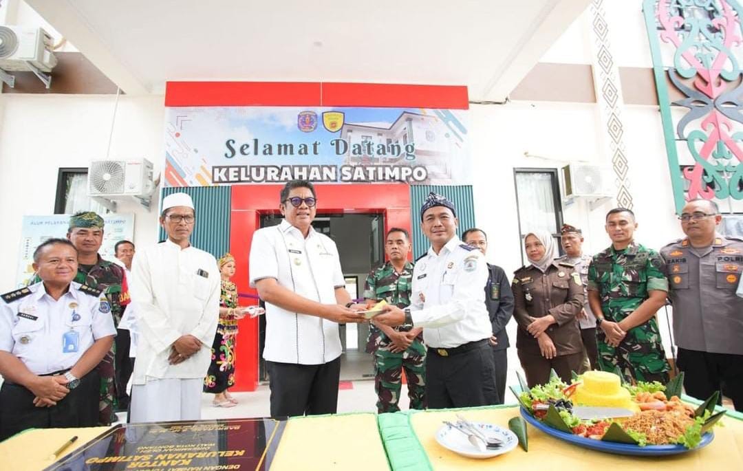 SIMBOLIS: Kantor Kelurahan Satimpo di Jalan Ulin, kompleks lapangan HOP 1 diresmikan Wali Kota Basri Rase, setelah diserahkan dari Dinas PUPRK ke pihak kelurahan.