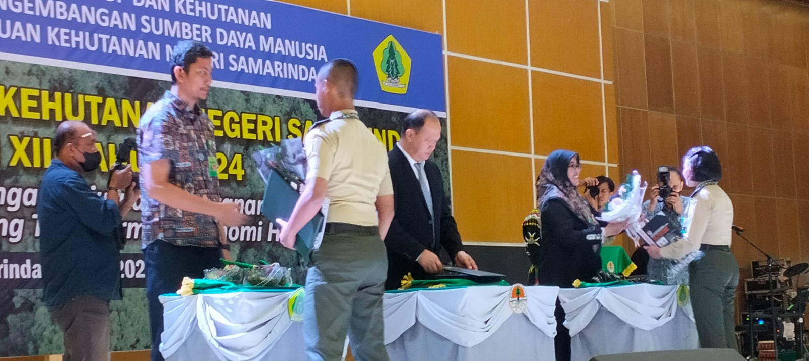 Suasana wisuda SMK Kehutanan Negeri Samarinda yang diikuti 102 siswa.