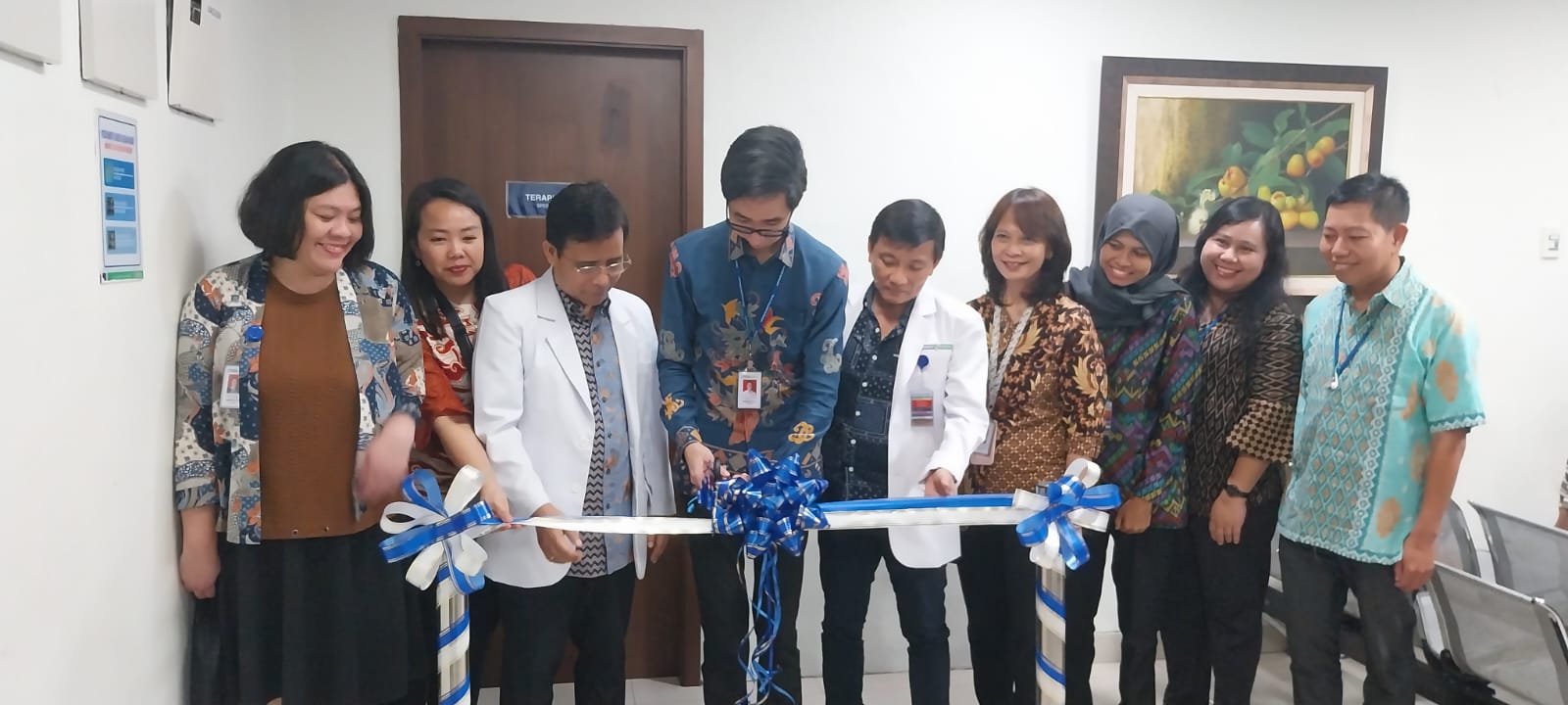 PENGUATAN LAYANAN: Bersama manajemen, dr Kevin Kevin Chrisanta Budiyatno menggunting pita sebagai tanda pembukaan layanan terapi wicara di Siloam Hospitals Balikpapan.