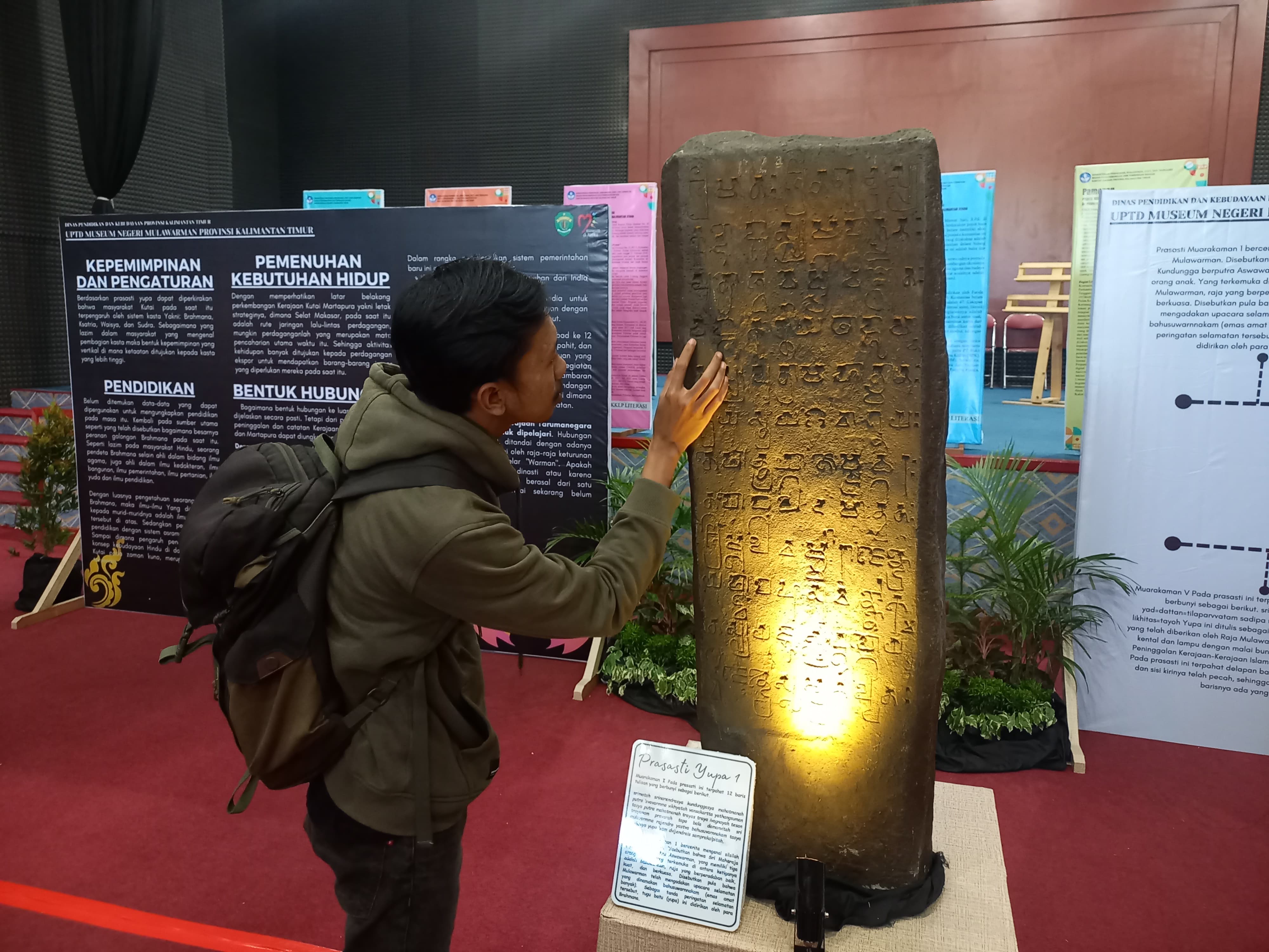 BANYAK CERITA: Gelar pameran peninggalan Hindu-Buddha di Kaltim. Ada tiga arca dan dua prasasti yupa, lengkap dengan penjelasan dan arti makna dari pahatan di batu-batu tersebut.