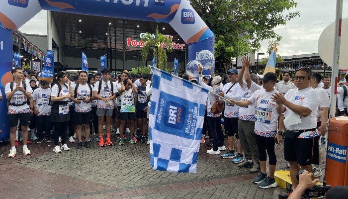 SEREMONI: CEO Regional Office BRI Banjarmasin Novian Supriatno (dua kanan, topi hitam ) saat membuka jalannya acara BRImo Run 5K yang digelar di Food Center Grand City Balikpapan, Minggu (19/5).