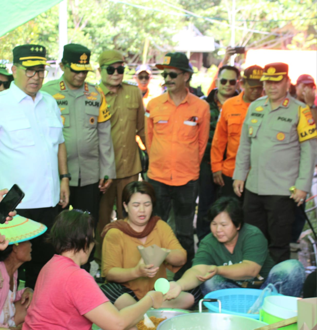 PENANGANAN BANJIR: Kapolda Kaltim Irjen Pol Nanang Avianto bersama Pj Gubernur Kaltim Akmal Malik meninjau lokasi banjir di Mahulu serta menyalurkan bantuan.