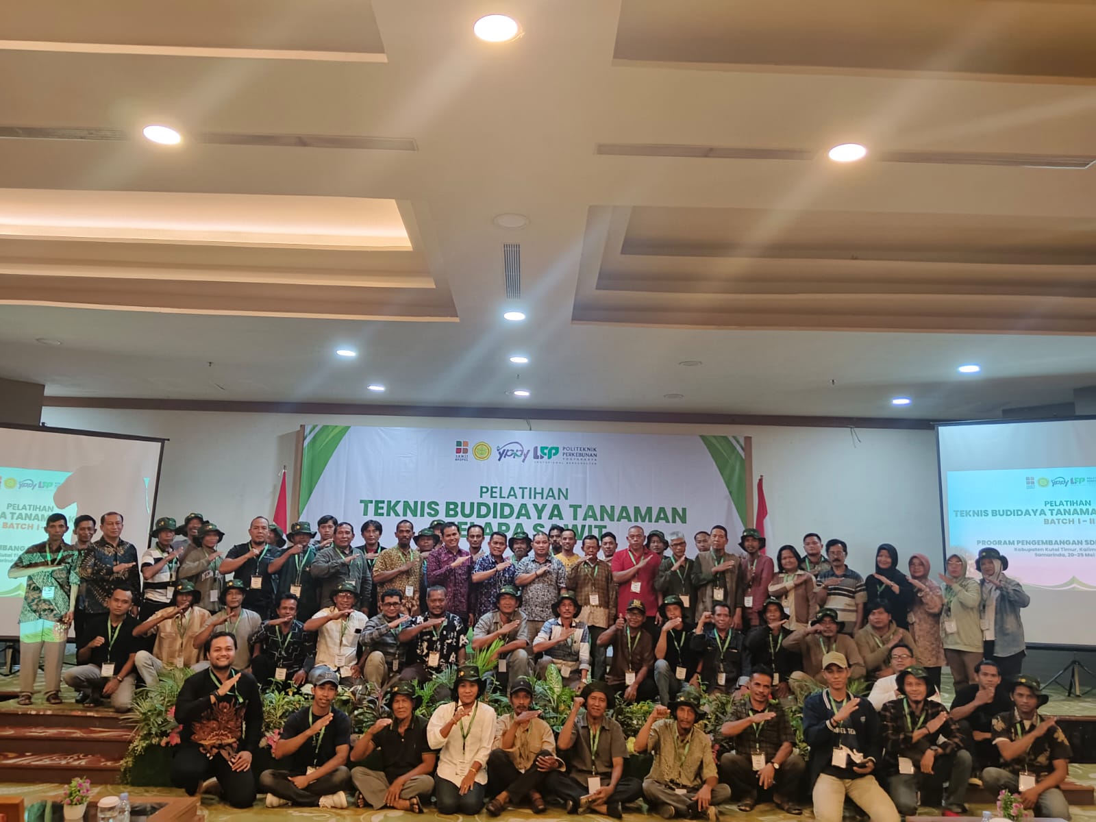 WORKSHOP: Para peserta dari petani sawit Kutim bersama di sela-sela kegiatan pelatihan workshop YPPY dan BPDPKS.