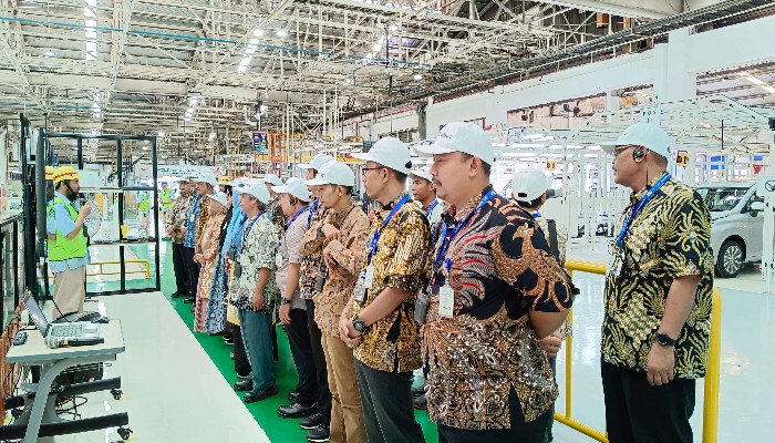 ANTUSIAS: Kunjungan perwakilan guru dari beberapa SMK ke pabrik perakitan PT Astra Daihatsu Motor di Sunter, Jakarta.