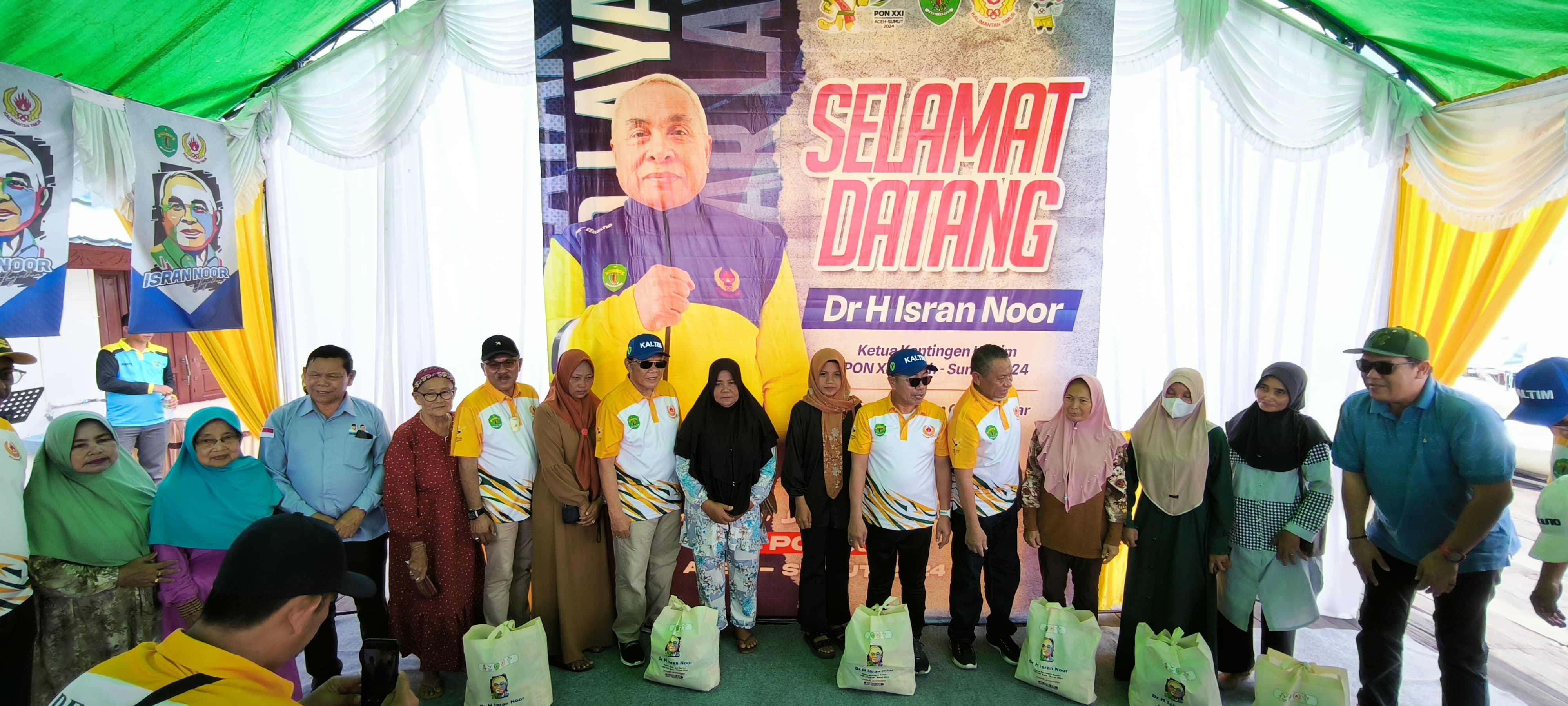 Monitoring pelatda layar di Berau dirangkai dengan pembagian paket sembako dari Ketua Kontingen Kaltim Isran Noor untuk orangtua atlet serta warga kurang mampu di Tanjung Batu.