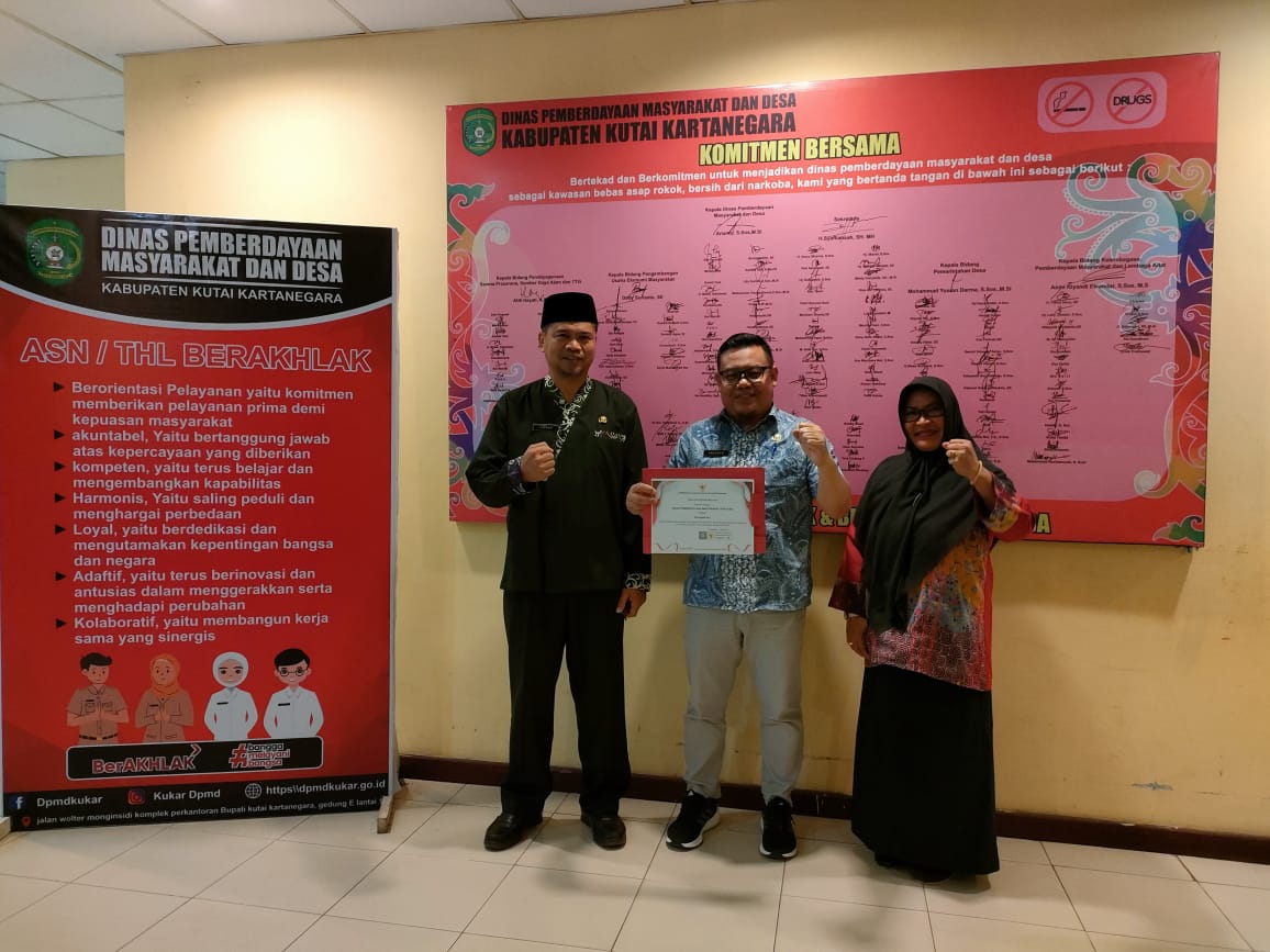 PRESTASI: Kepala DPMD Kukar Arianto memegang piagam penghargaan atas indeks profesionalitas ASN terbaik ke-1 dari Pemkab Kukar.
