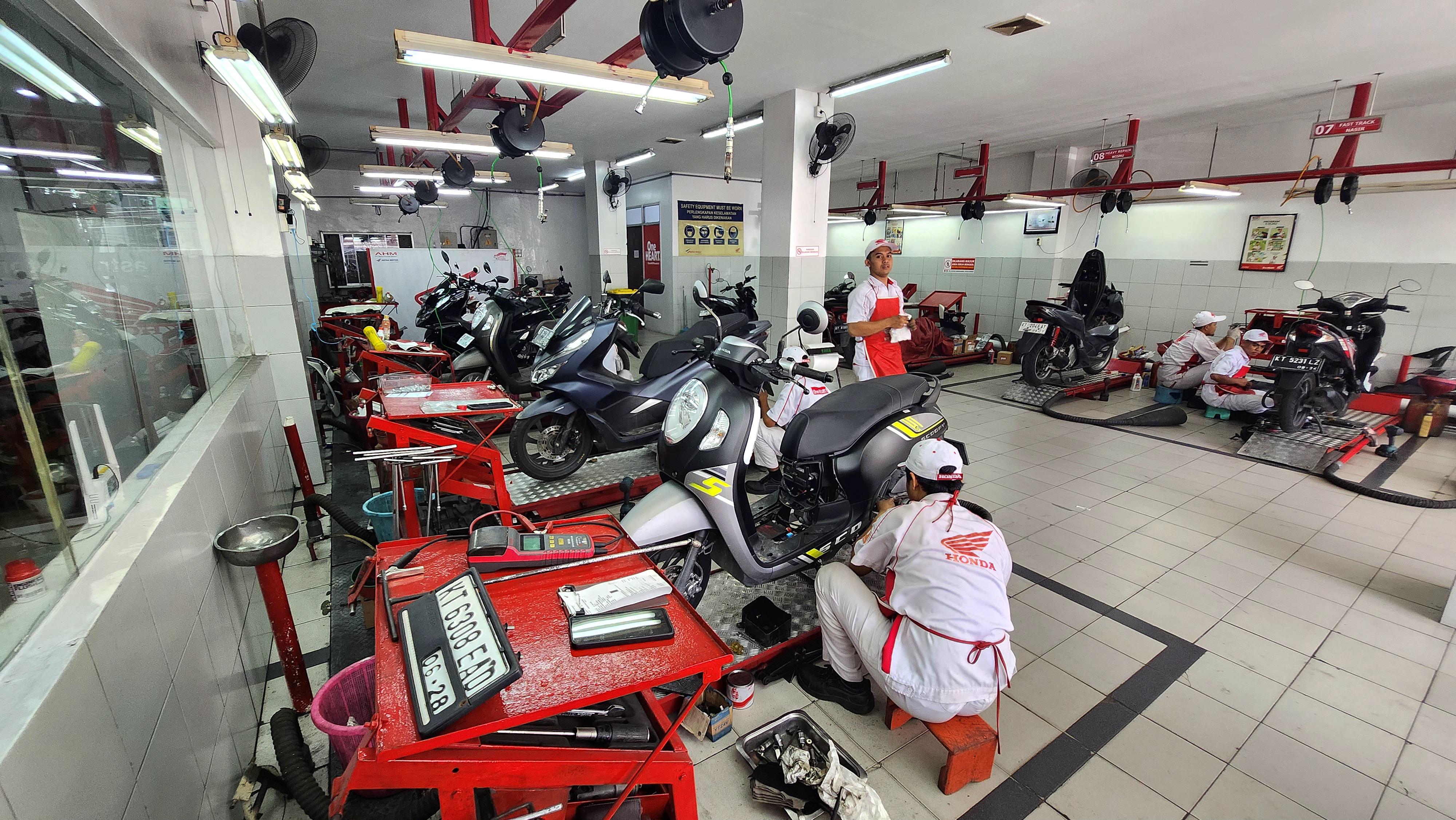 SERVIS MOTOR: Sejumlah sepeda motor yang diservis di bengkel resmi Astra Motor Kaltim 1 di Jalan MT Haryono, Balikpapan. Jelang libur panjang, bisa melayani 100 sepeda motor per hari.