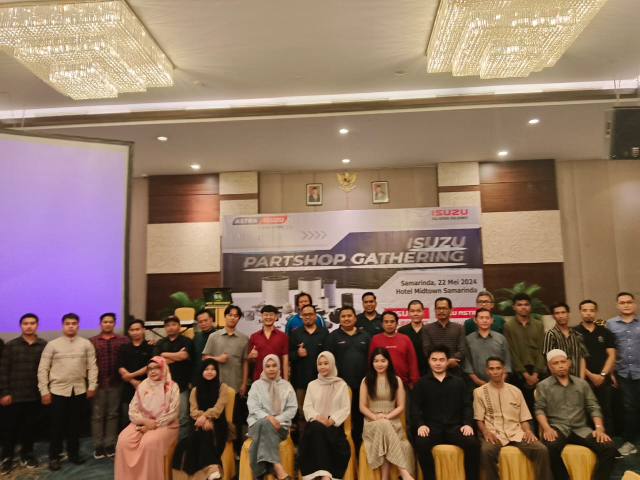 GATHERING : Manajemen Isuzu Samarinda bersama peserta Isuzu Partshop Gathering di Hotel Midtown, Samarinda, Jalan Hasan Basri, Rabu (22/5) malam.