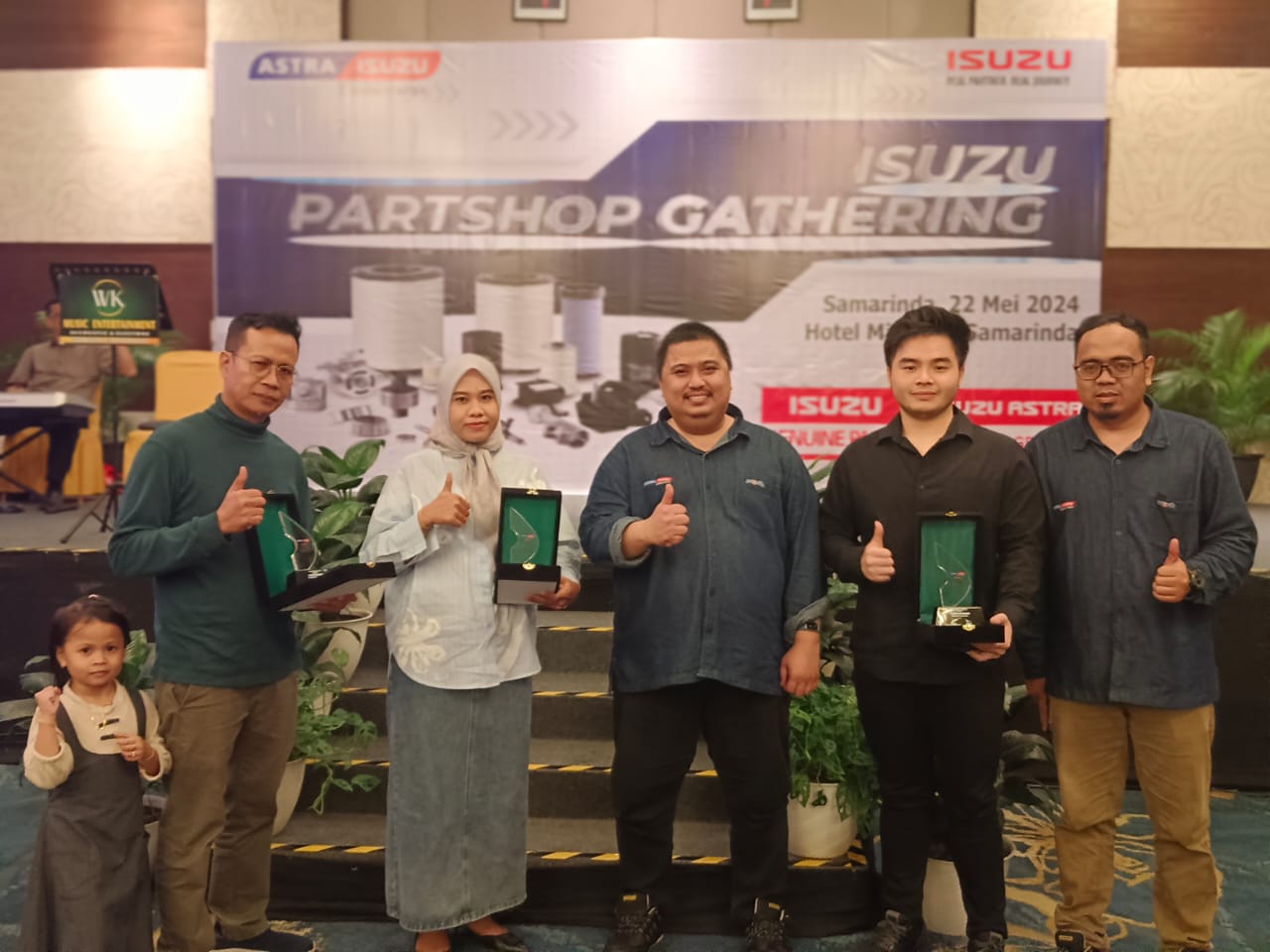 TERBAIK : Muhammad Abdullah (tengah) didampingi Abdul Gafur (kanan) bersama tiga partshop terbaik di ajang gathering, Rabu (22/5).