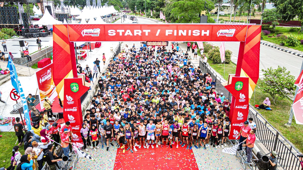 MENYEHATKAN: Para peserta di gate start Kota Raja Running Festival yang siap berlari, Minggu (26/5).