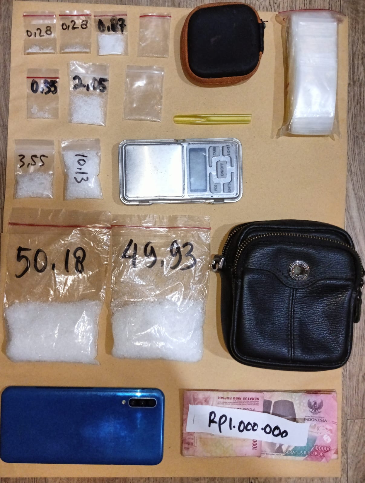 DISITA: Barang bukti berupa sabu-sabu, uang, dan timbangan, didapat polisi dari tangan GAA, pengedar kristal mematikan.