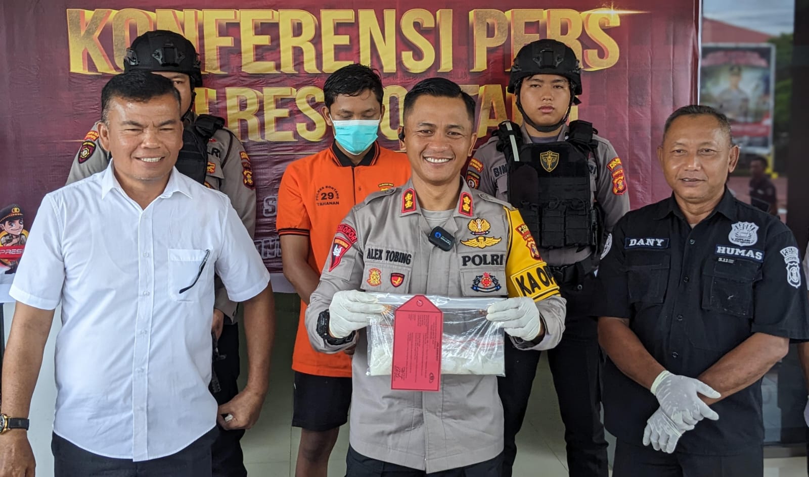 Kapolres Bontang Alex FL Tobing saat merilis kasus narkoba.