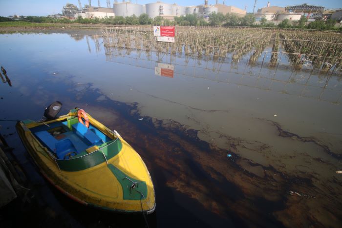 Sebelum kebakaran di area kilang terjadi pada Sabtu (25/5), warga sekitar Kilang Pertamina Balikpapan lebih dulu dihebohkan dengan temuan ceceran minyak yang menyerupai solar di Kelurahan Margasari.