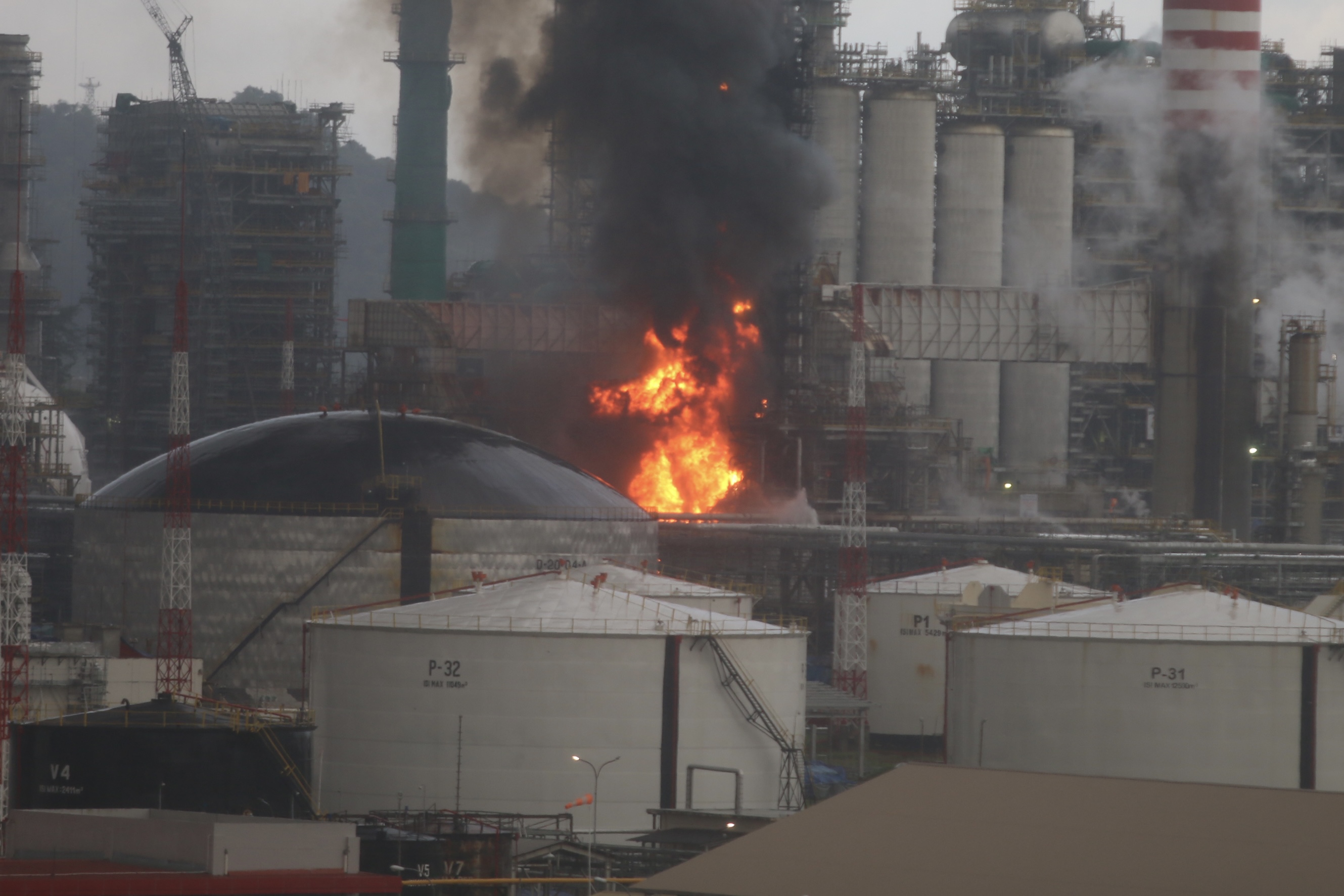 Kebakaran di area Kilang Pertamina Balikpapan yang terjadi Sabtu (25/5) subuh, baru padam sekitar 3 jam kemudian.