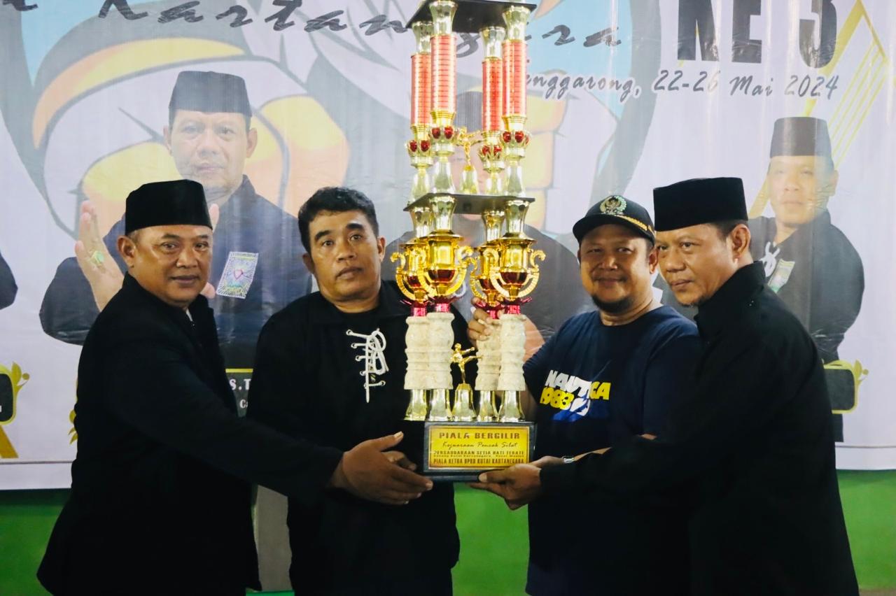 KONSISTEN: Ketua DPRD Kukar Abdul Rasid (dua kanan) menyerahkan piala bergilir kepada pengurus PSHT Loa Janan yang kembali meraih juara umum.