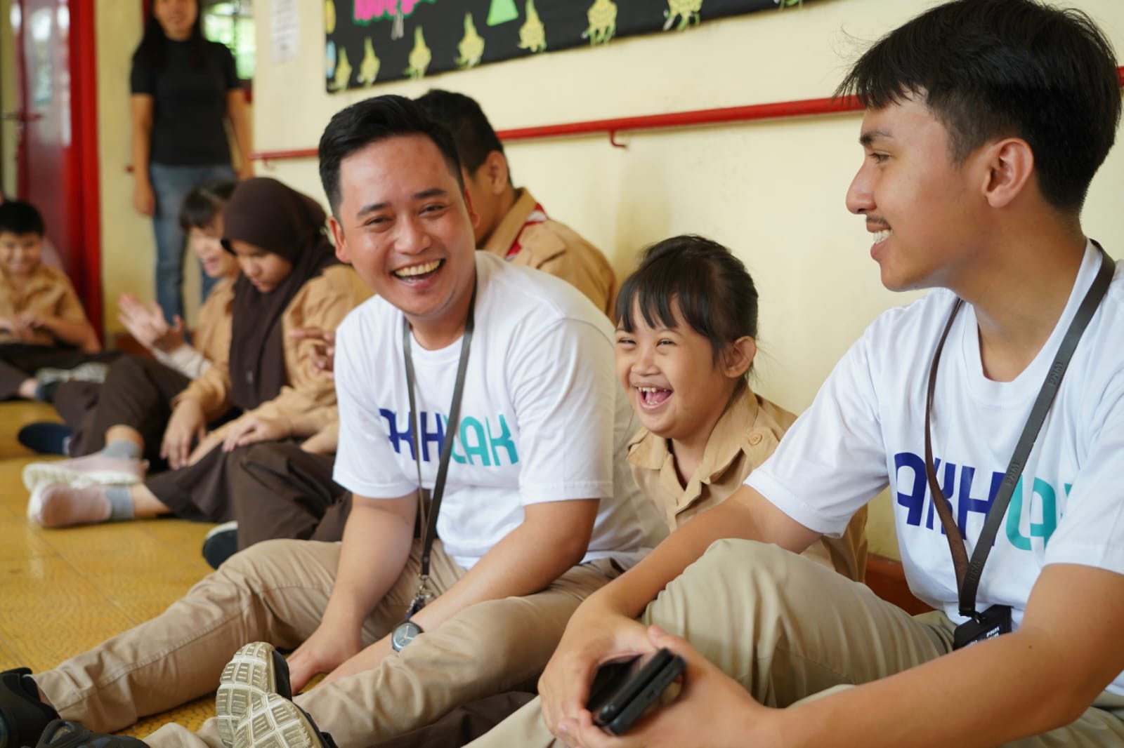 BERBAGI KECERIAAN: Aksi Milenial PNM kepada siswa siswi SLB Rawinala.