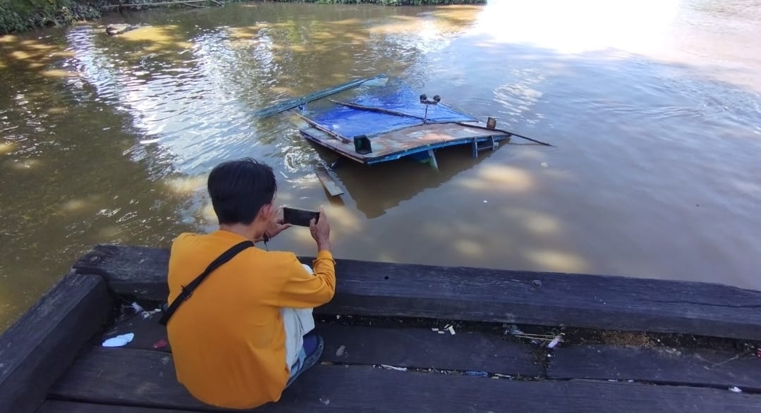 TAK TERTOLONG: KM Al Muhammad yang memuat beras sebanyak 15 ton itu karam sebelum sampai tujuan lantaran salah satu bagian kapal kemasukan air.