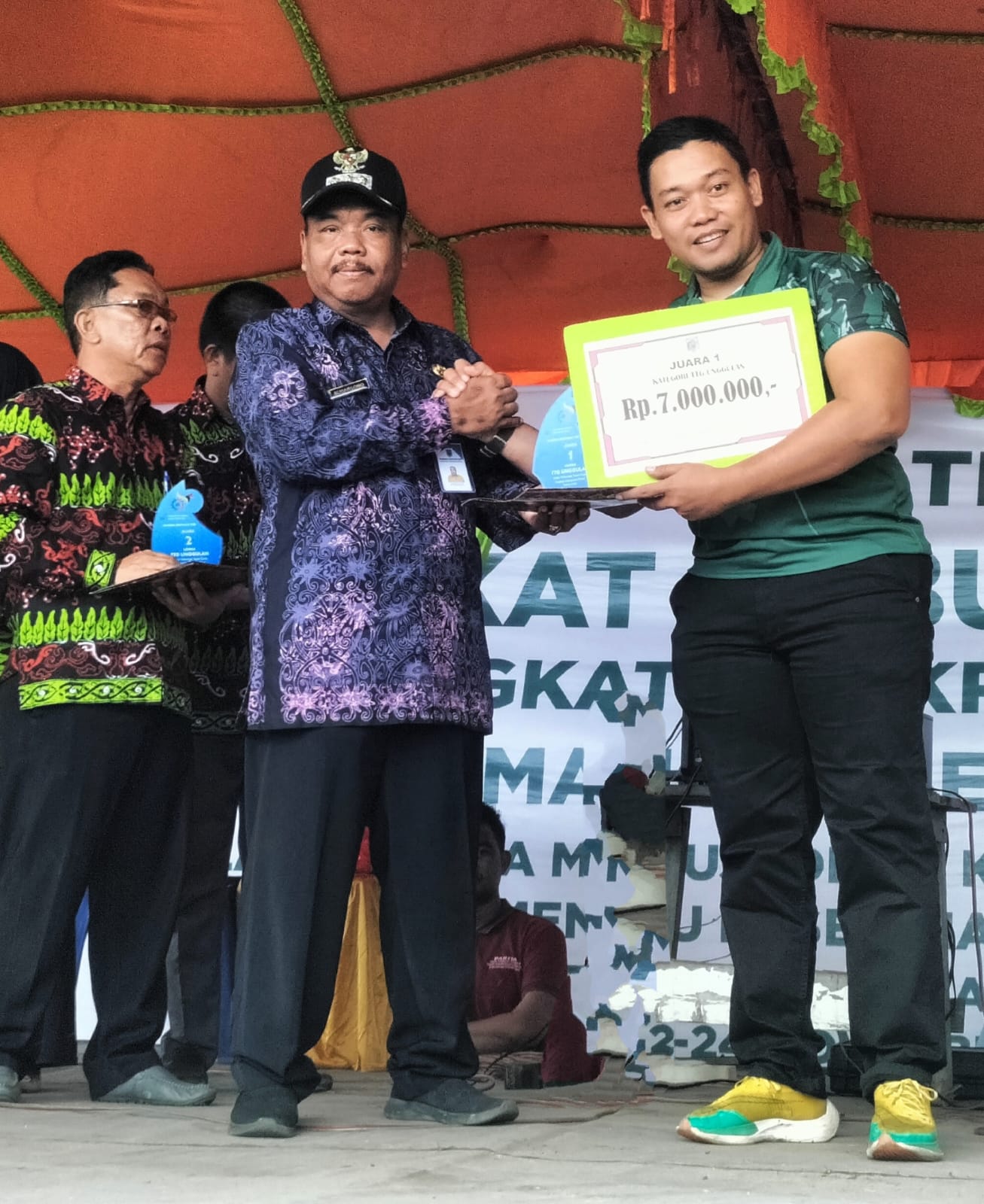 APRESIASI: Achmad (kanan) saat mendapat penghargaan atas inovasi briket di Lomba Inovasi dan Teknologi di Paser pada Desember 2023.