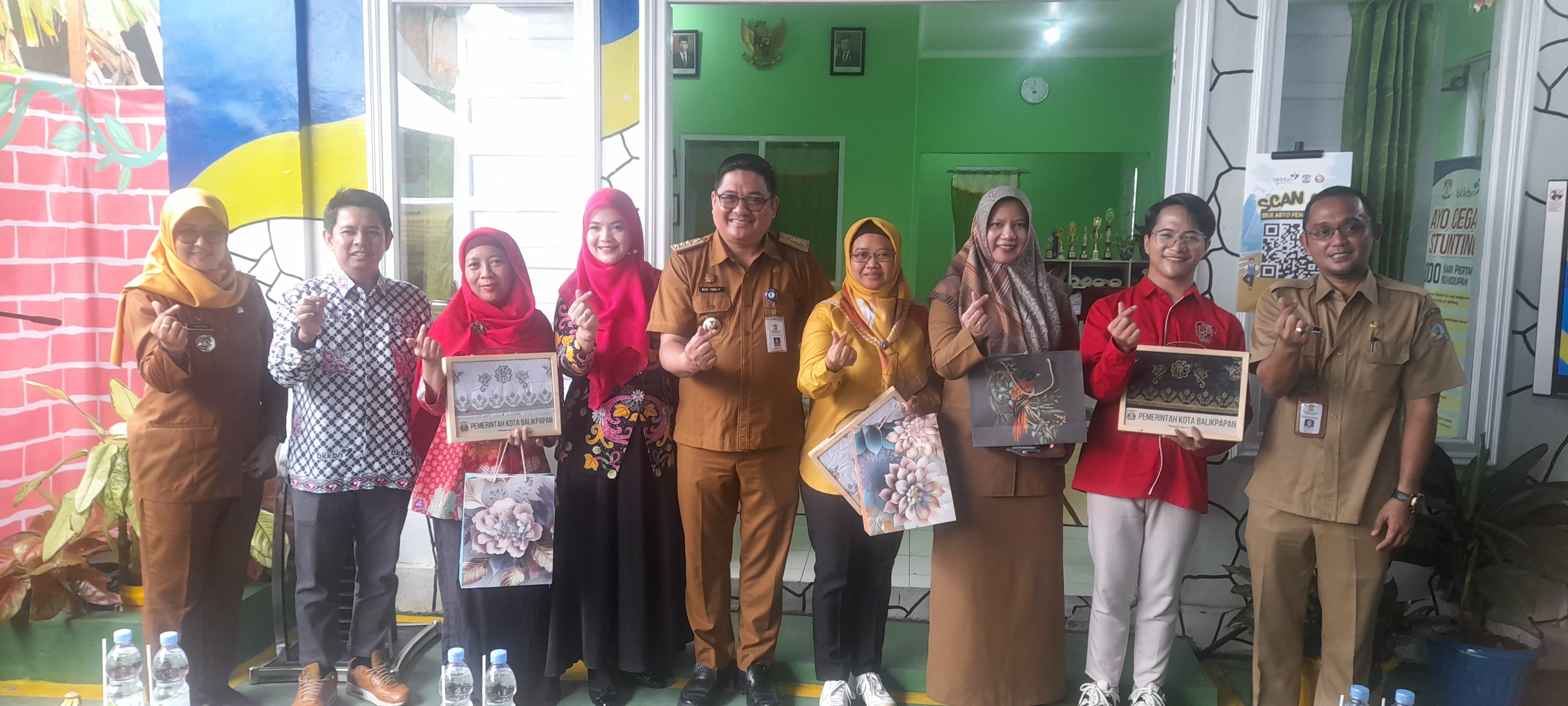 KEBERSAMAAN : Camat Balikpapan Utara Muhammad Fadli Pathurrahman usai menyerahkan cenderamata kepada para dewan juri BKKBN RI.
