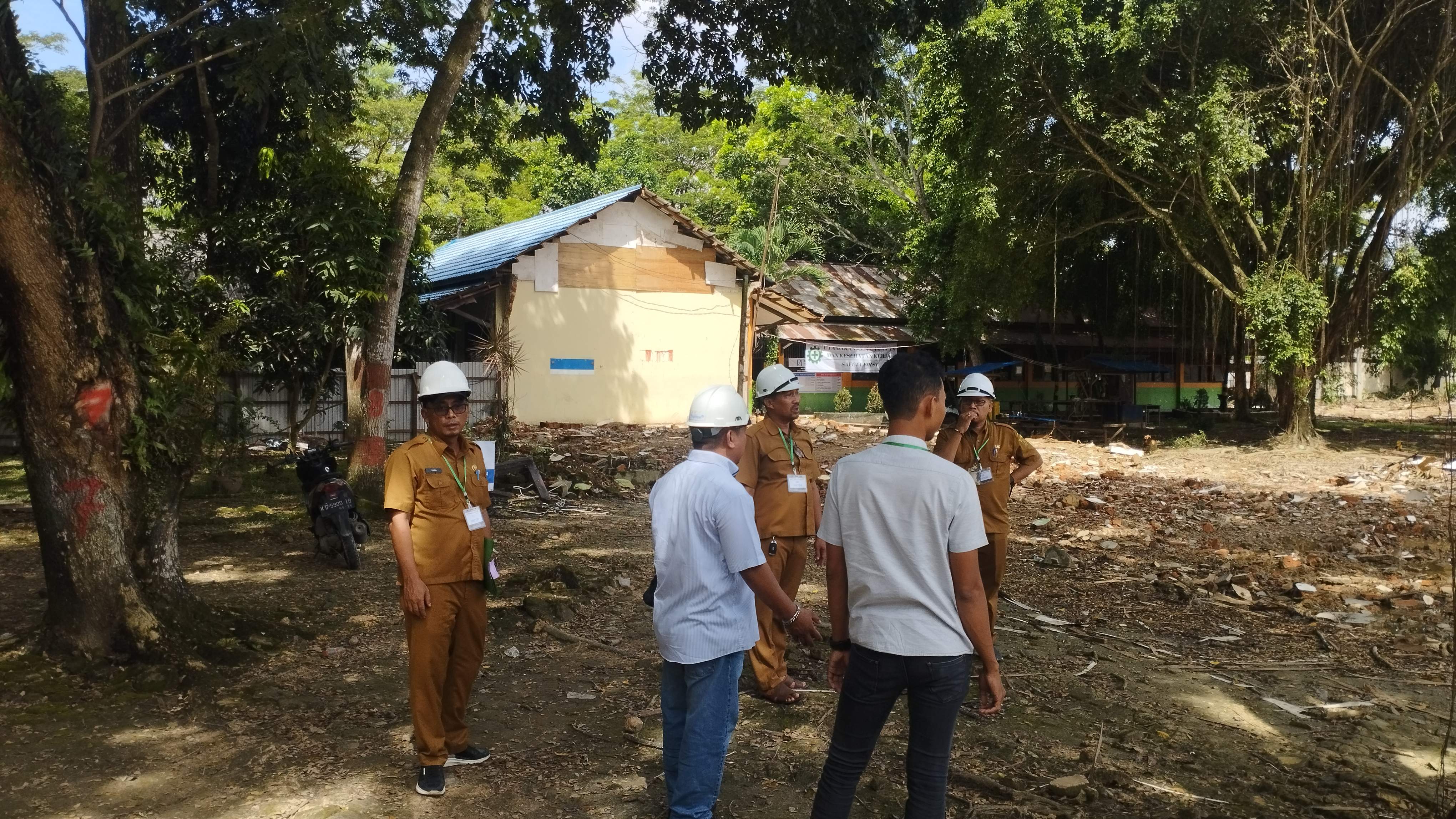 SIAP BANGUN: Tim Disdikbud Samarinda memantau pembangunan sekolah terpadu di area SMP 16 Loa Bakung, beberapa waktu lalu.