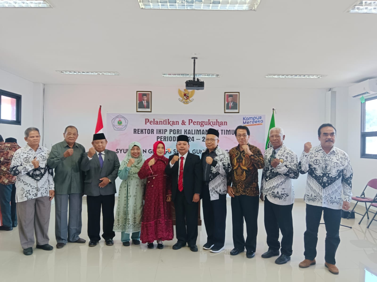 RESMI: Rektor IKIP PGRI Kaltim Suriansyah (dasi merah) dan Prof Supardi (keempat kanan) bersama usai resmi dikukuhkan untuk masa bakti 2024 hingga 2028.
